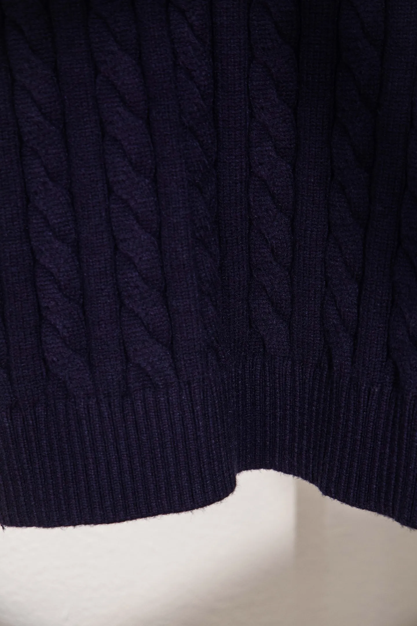 P250 model number: Y196 Ralph Lauren Men's half-zip twist sweater has a really nice style. It can be worn alone or as a jacket to be worn inside or outside. The upper body shows personal fashion charm. Four colors are available. Same style for men and women. A must-have item for new summer products. Hang tag. Hanging beads. Washable packaging bag. Full set of accessories. Very good appearance. Super exquisite workmanship. Size: S-XL